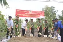 Công an tỉnh Cà Mau chung sức cùng Trường Đại học An ninh dựng xây mái ấm cho những hoàn cảnh khó khăn