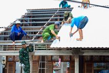 Ấm lòng tinh thần “Gần dân, sát dân, đồng hành cùng Nhân dân” trong khắc phục hậu quả sau giông lốc tại TP Cần Thơ