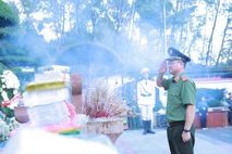 Lãnh đạo Bộ Công an dâng hoa, dâng hương tri ân các Anh hùng Liệt sĩ tại Khu di tích lịch sử quốc gia đặc biệt Ngã ba Đồng Lộc