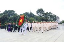 Công an Thành phố Hồ Chí Minh dâng hương, thắp nến tưởng niệm các Anh hùng liệt sĩ