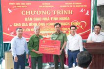 Công an tỉnh Phú Thọ trao nhà tình nghĩa tặng các hộ gia đình khó khăn