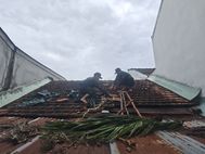 Quảng Ngãi: Kịp thời giúp dân lợp lại mái nhà sau dông lốc