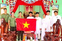 Công an tỉnh Cà Mau trao 500 cờ Tổ quốc, lan tỏa tinh thần Tết Độc lập