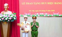 Thượng tướng Lê Quý Vương, nguyên Thứ trưởng Bộ Công an, Chủ tịch Hội Cựu CAND đón nhận Huy hiệu 45 năm tuổi Đảng