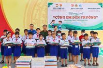 Công an tỉnh Cà Mau đồng hành cùng học sinh khó khăn trong năm học mới