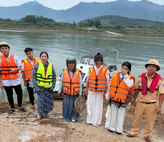 Cảnh sát giao thông Phú Thọ hỗ trợ học sinh qua sông đến trường dự khai giảng năm học mới