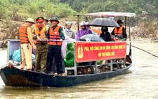 Hỗ trợ phà cho người dân bị chia cắt do mưa lũ tại tỉnh Nghệ An
