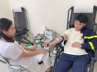 Đoàn viên Cảnh sát phòng cháy, chữa cháy và cứu nạn, cứu hộ hiến máu cứu bệnh nhân qua cơn nguy kịch