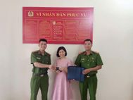 Hai cán bộ Công an xã Hoằng Hóa nhặt được túi xách trả lại người đánh rơi