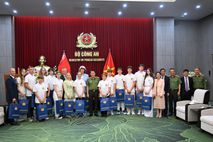 Bộ trưởng Lương Tam Quang gặp mặt Đoàn con cán bộ, chiến sĩ Bộ Nội vụ Belarus sang thăm Việt Nam