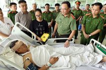 Thứ trưởng Phạm Thế Tùng thăm cán bộ Công an TP. Hà Nội bị thương khi làm nhiệm vụ