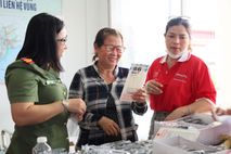 Cà Mau: Hơn 1.000 lượt người dân được thăm khám, cấp mắt kính miễn phí