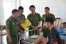 Quảng Ngãi: Thăm hỏi, động viên chiến sỹ Công an bị thương khi chữa cháy tàu cá