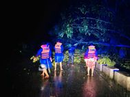 Công an tỉnh Hà Tĩnh xuyên đêm giúp dân ứng phó bão số 5, sẵn sàng khắc phục sau bão