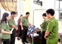 Hà Tĩnh: Lãnh đạo Công an tỉnh thăm hỏi, động viên cán bộ bị thương khi tham gia khắc phục hậu quả bão số 5
