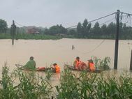 Công an tỉnh Phú Thọ giúp đỡ Nhân dân chống bão và khắc phục ảnh hưởng của cơn bão số 5 gây ra