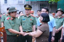 Đoàn công tác Bộ Công an kiểm tra công tác khắc phục hậu quả cơn bão số 5 trên địa bàn tỉnh Nghệ An