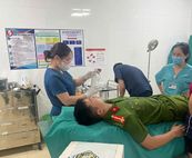 Lãnh đạo Công an tỉnh Lạng Sơn động viên cán bộ, chiến sĩ bị thương trong khi làm nhiệm vụ