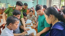Niềm vui của người dân biên giới khi được nhận quà Tết Độc lập
