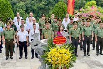 Thứ trưởng Phạm Thế Tùng dâng hương tại Đền thờ Chủ tịch Hồ Chí Minh trong Khu di tích Quốc gia đặc biệt Pác Bó