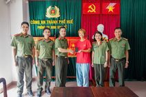 Hue City police return lost property to Japanese student