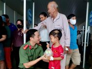 Quang Ngai police offer porridge to disadvantaged patients