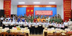 Khám chữa bệnh, phát thuốc miễn phí và tặng quà hơn 350 người dân, học sinh nghèo tại xã Mỹ Hòa Hưng, tỉnh An Giang