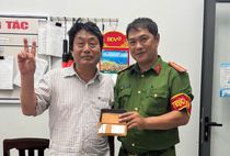 Nhanh chóng tìm và trao trả tài sản bị đánh rơi cho du khách Hàn Quốc.