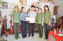 Trao tặng quà đến con Liệt sĩ Công an nhân dân nhân dịp năm học mới