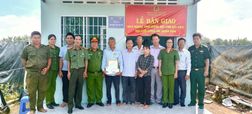 Bàn giao Nhà nghĩa tình đồng đội đến Hội viên Hội Cựu Công an nhân dân