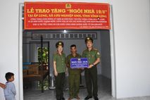 Trao “Ngôi nhà 19/8” tặng Tổ trưởng Tổ an ninh trật tự ở cơ sở