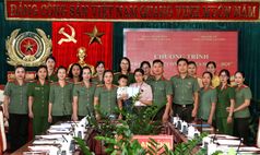Công an Lai Châu nhận đỡ đầu con trai Thiếu tá Hà Văn Minh hy sinh khi làm nhiệm vụ