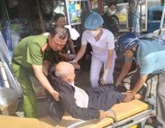 Cán bộ Công an tỉnh Quảng Ngãi kịp thời sơ cứu, hỗ trợ đưa nạn nhân đến bệnh viện cấp cứu