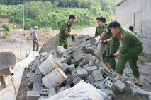 Công an tỉnh Nghệ An gấp rút đẩy nhanh tiến độ hoàn thành nhà tặng người dân vùng lũ