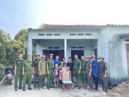 Bac Ninh police support disadvantaged household