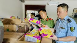 Thu giữ số lượng lớn sản phẩm kẹo, bánh không rõ nguồn gốc xuất xứ, không đảm bảo an toàn thực phẩm