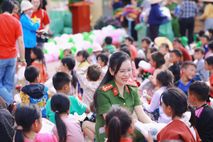 Mang Tết Trung thu ấm áp đến với học sinh vùng cao Phăng Sô Lin