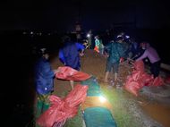 Lực lượng Công an Thanh Hoá “xuyên đêm” khắc phục sự cố về đê bảo đảm an toàn cho Nhân dân
