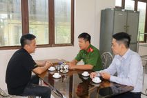 Công an xã hỗ trợ người dân nhận số tiền hơn 2 tỷ do chuyển khoản nhằm