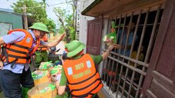 Thanh Hóa: Hỗ trợ tiếp tế và di dời người dân trong vùng ngập lụt