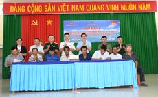 Công an Vĩnh Long phối hợp thực hiện chương trình “Cảnh sát biển đồng hành với ngư dân” tại xã Mỹ Long