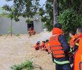 Công an tỉnh Bắc Ninh cứu nhiều người dân trong đêm mưa lũ