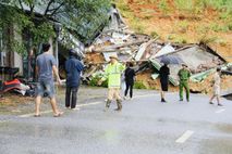 Lào Cai: Kịp thời di dời các hộ dân trong vụ sạt lở nghiêm trọng trên tuyến Quốc lộ 70 và đưa người bị thương đi cấp cứu