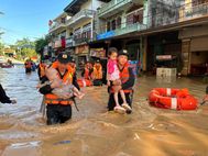 Công an tỉnh lạng sơn xuyên đêm hỗ trợ Nhân dân khắc phục hoàn lưu sau bão số 11