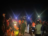 Công an tỉnh Thái Nguyên nỗ lực xuyên đêm hỗ trợ di dời người dân ra khỏi vùng ngập lụt, gia cố, chống tràn các tuyến đê