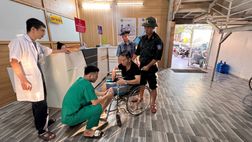 Cao Bằng: Lực lượng Cảnh sát cơ động kịp thời giúp đỡ người dân bị ngã trong lúc khắc phục hậu quả bão số 11