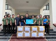 Phụ nữ Công an nhân dân trao quà hỗ trợ Nhân dân khắc phục hậu quả mưa lũ tại Thái Nguyên