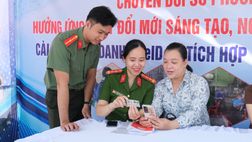 Công an phường tiên phong đồng hành cùng người dân trong Ngày hội chuyển đổi số