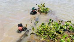 Công an xã giúp dân khắc phục hậu quả thiên tai