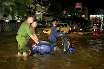 Lực lượng Công an thành phố Cần Thơ giúp đỡ nhân dân di chuyển đến nơi an toàn
